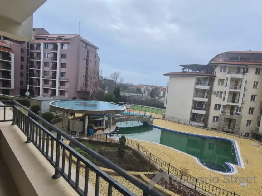 Widok na basen z tarasu