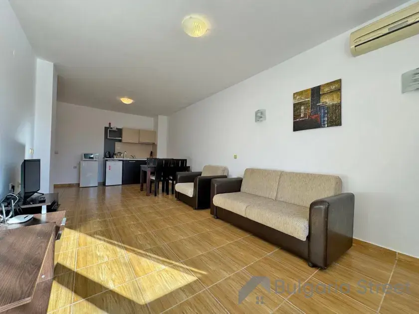 sofa, telewizor, aneks kuchenny