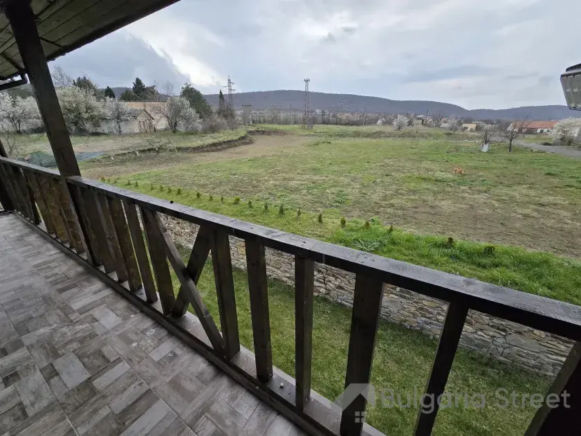 Widok z tarasu na podwórko