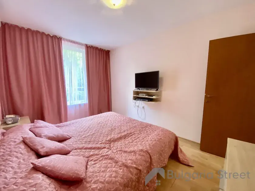 Telewizor na ścianie i łóżko