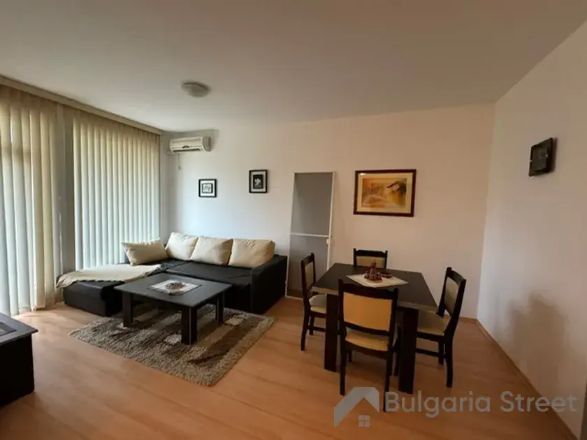 Stół obiadowy z krzesłami i sofa