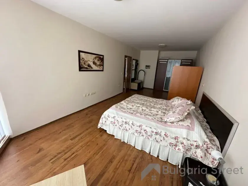 Stół obiadowy i szafa