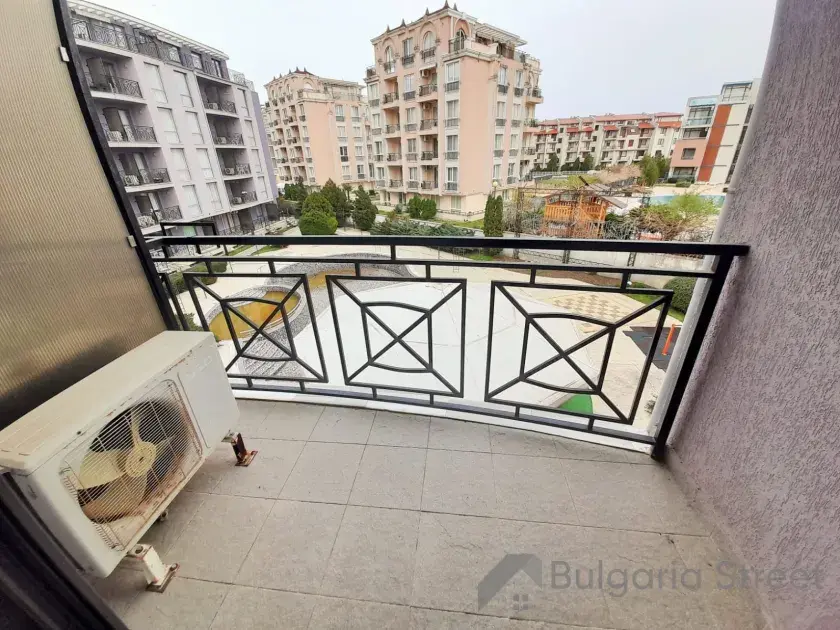 balkon z widokiem na basen
