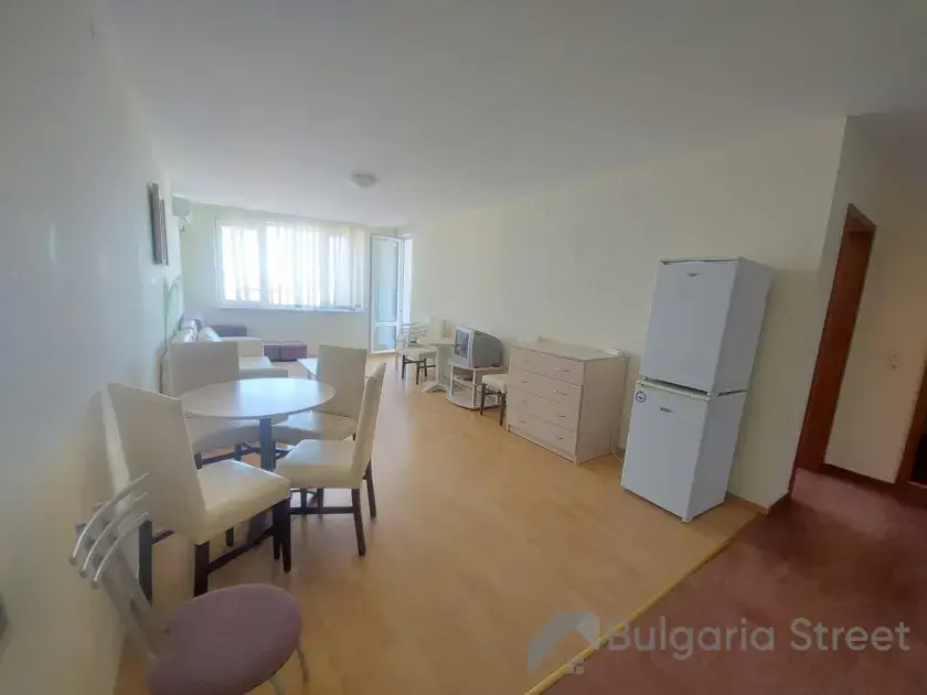 Pokój dzienny z wyposażeniem