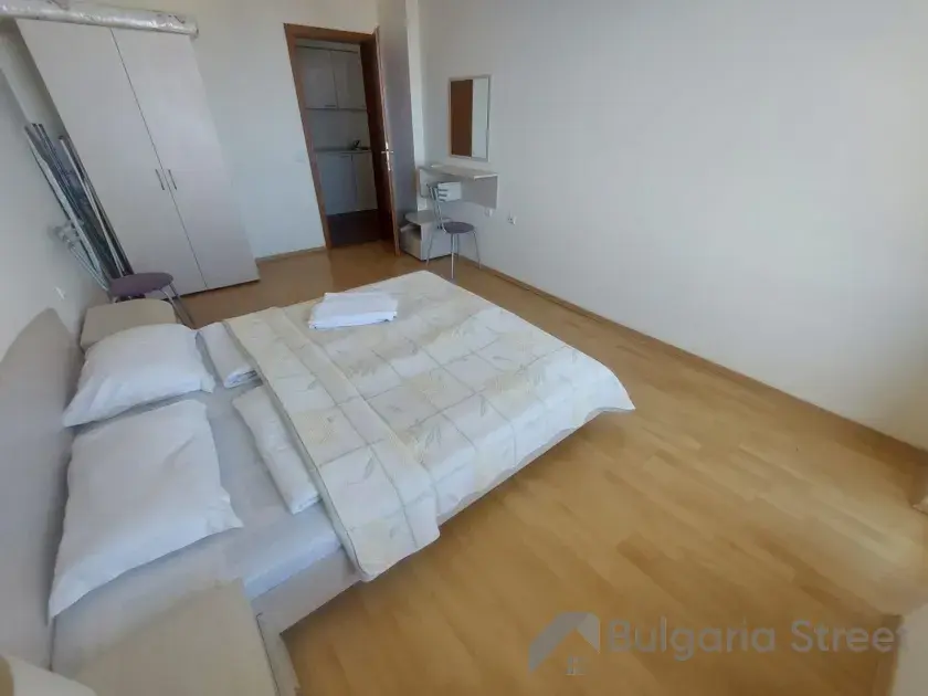 Łóżko i szafa w sypialni