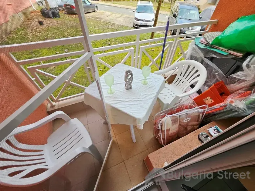 Stolik z krzesłami na tarasie