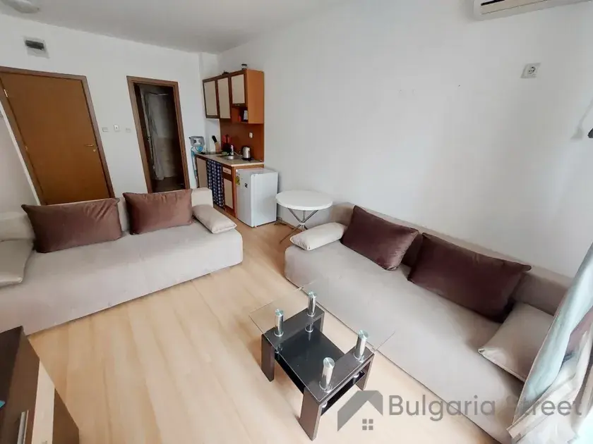 Dwie sofy w pokoju dziennym