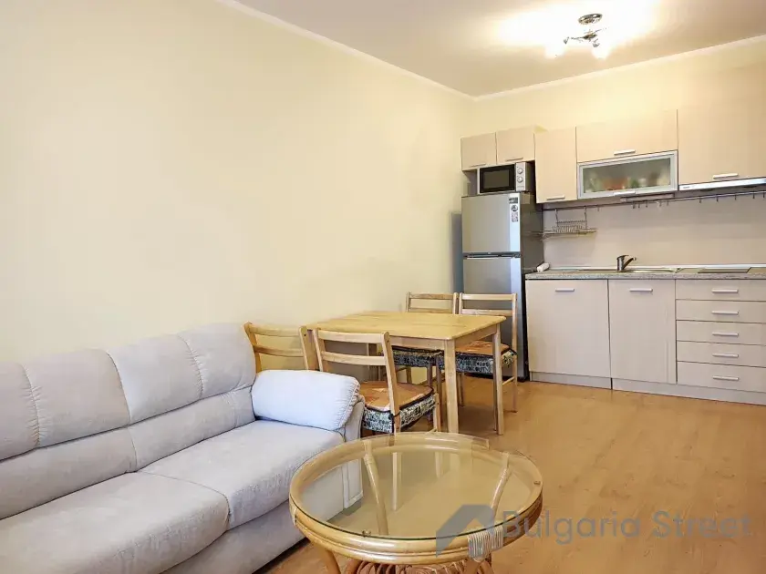 Sofa i stół z krzesłami w pokoju dziennym
