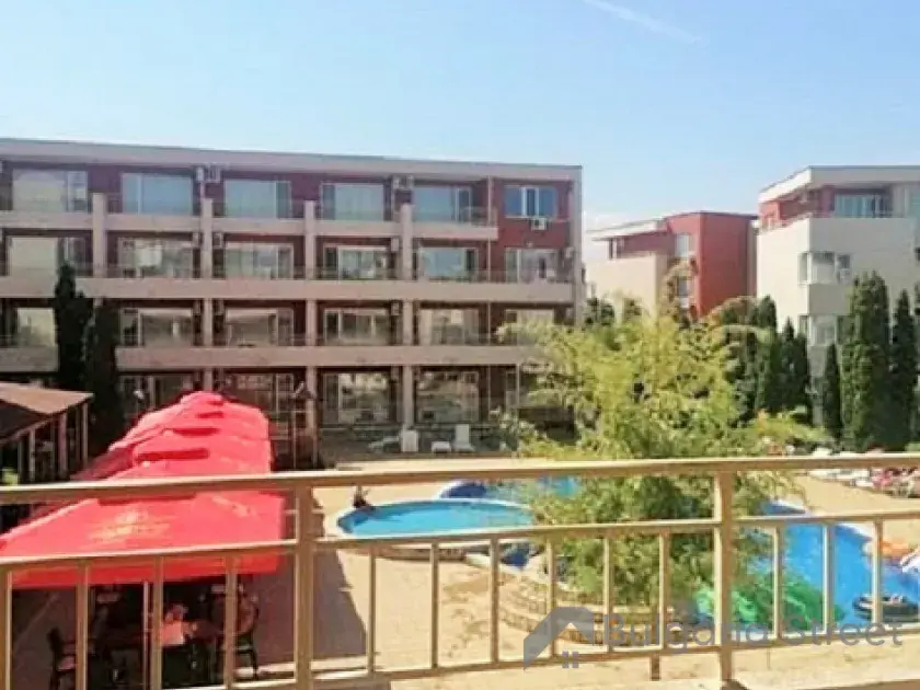 Widok na basen z balkonu