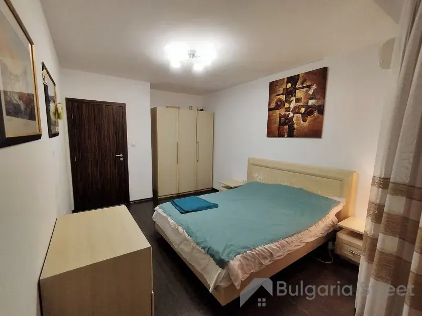 Szafa i łóżko w drugiej sypialni