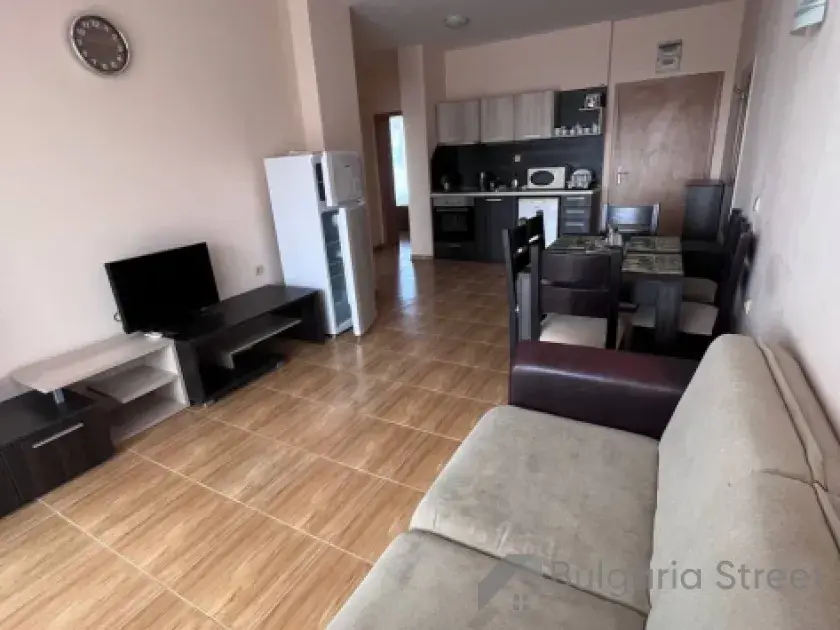 Sofa telewizor w pokoju dziennym