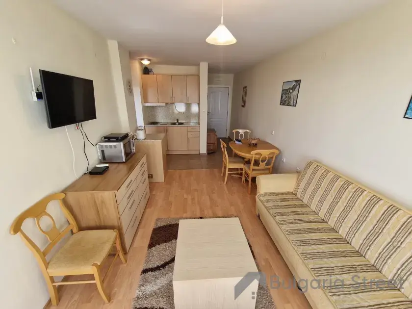 Sofa i telewizor w pokoju dziennym