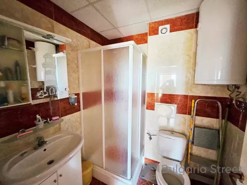 Kabina prysznicowa, umywalka i toaleta