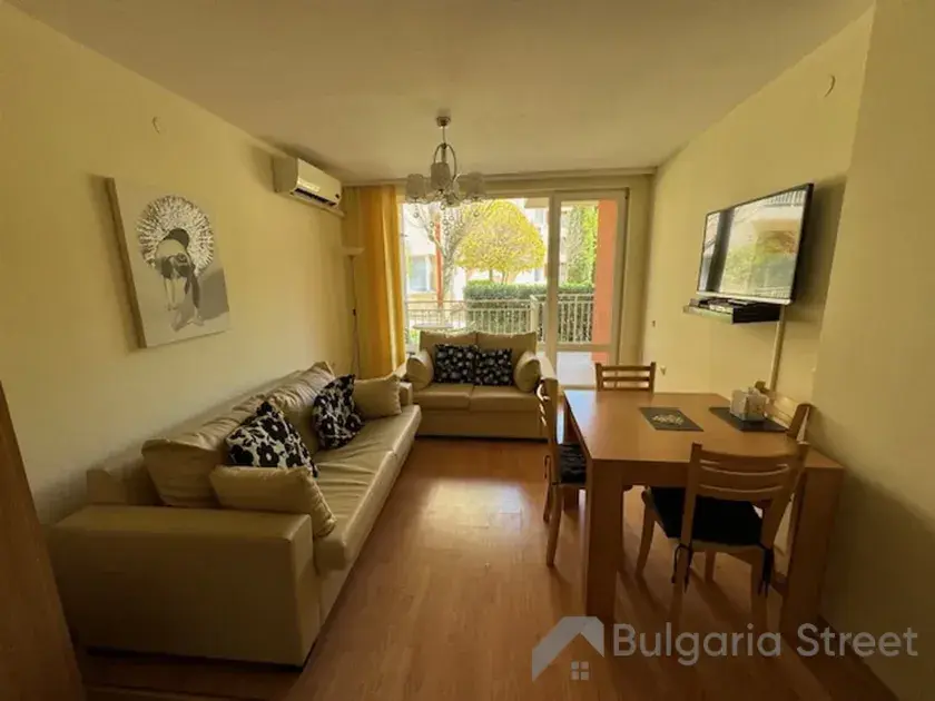 Stół obiadowy i sofa