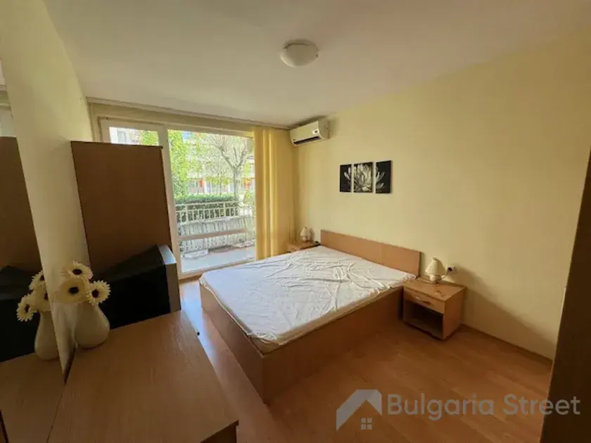 Łóżko i szafa w sypialni