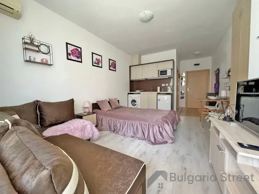 Sofa i łóżko w pokoju dziennym