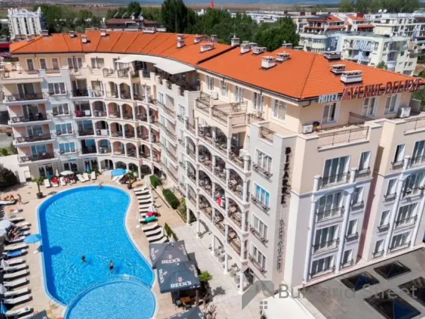 Fasadę i basen kompleksu Avenue Deluxe