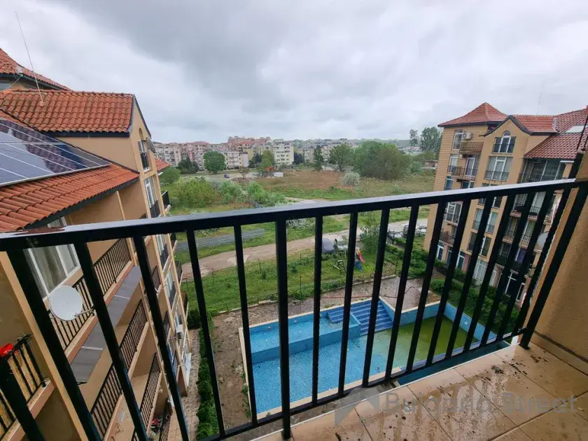 Balkon z widokiem na basen