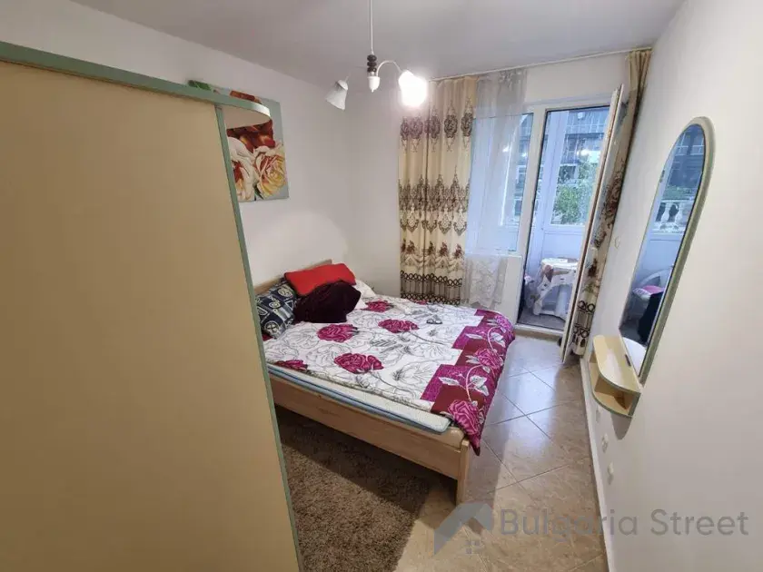 Łóżko w sypialni lustro