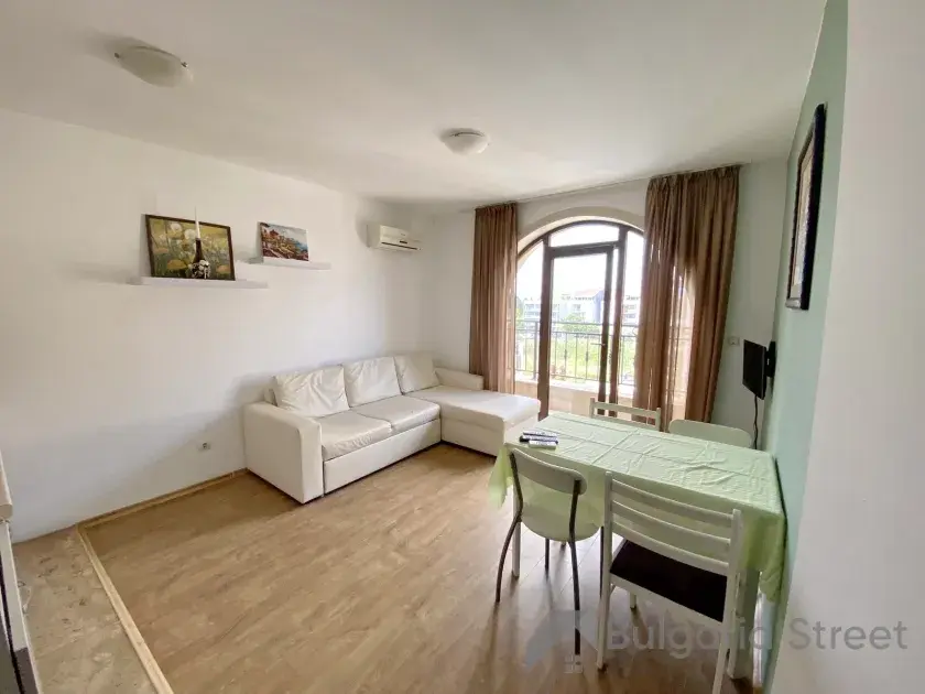 stół obiadowy i sofa