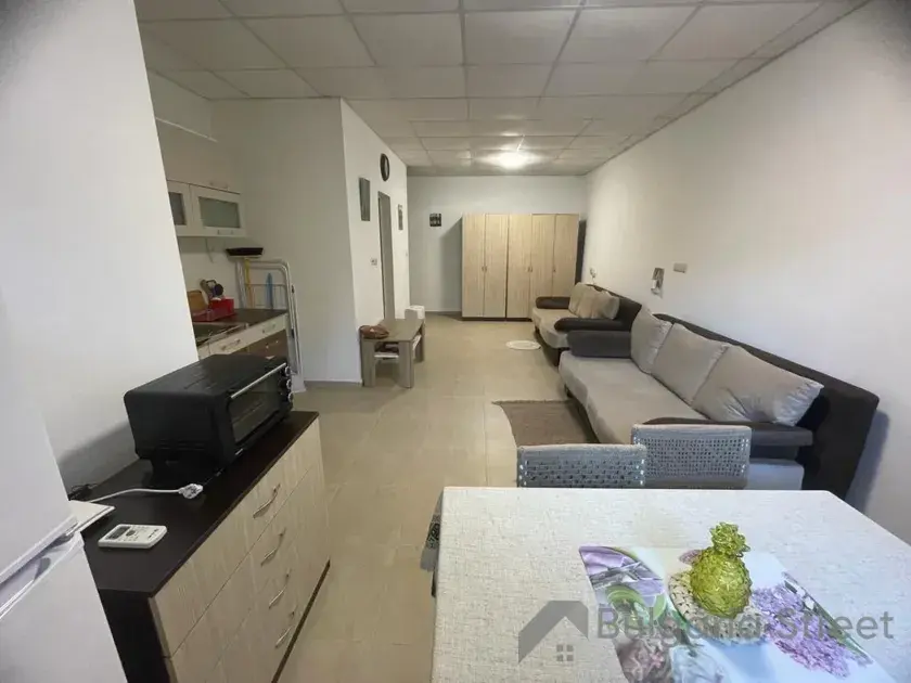Stół obiadowy i sofa