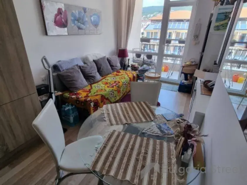 Stół z krzesełkami i sofa