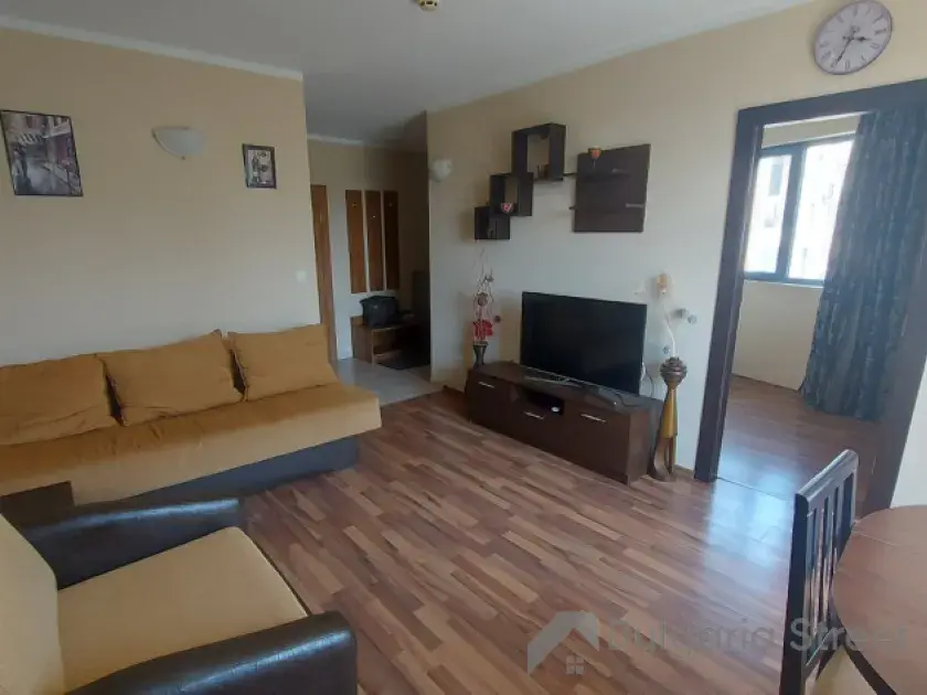 Fotel i sofa w salonie