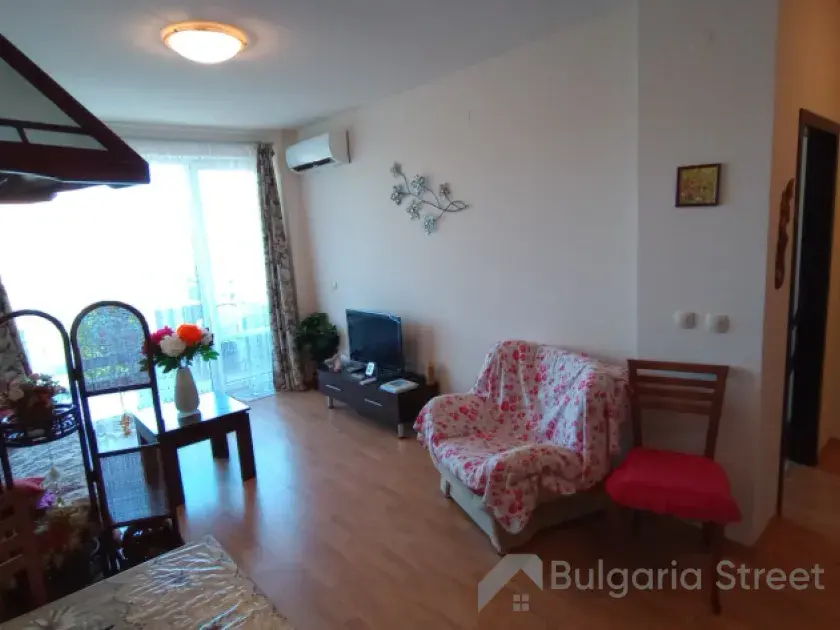 Sofa i stół jadalny