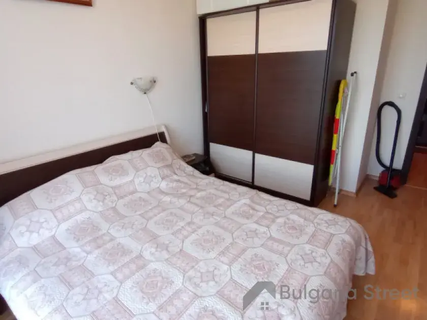 Łóżko i szafa w sypialni