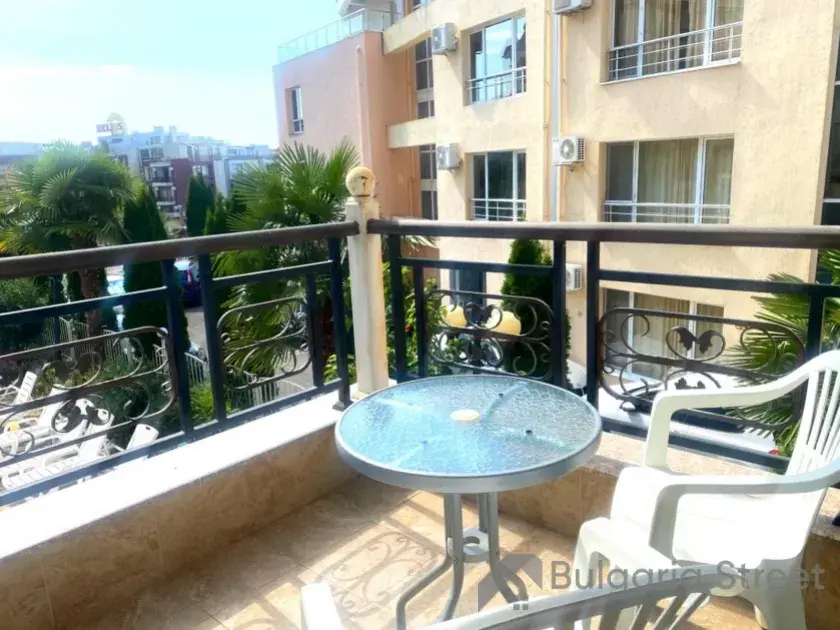 stolik i krzesła na tarasie
