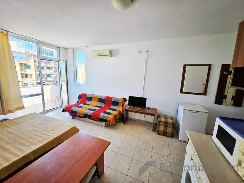 Lodówka, sofa, stół jadalny