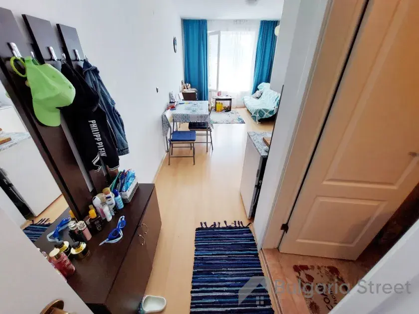 Szafa i wieszak w przedpokoju