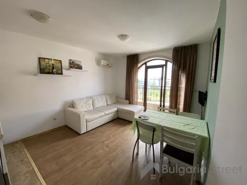 Stół jadalny i sofa