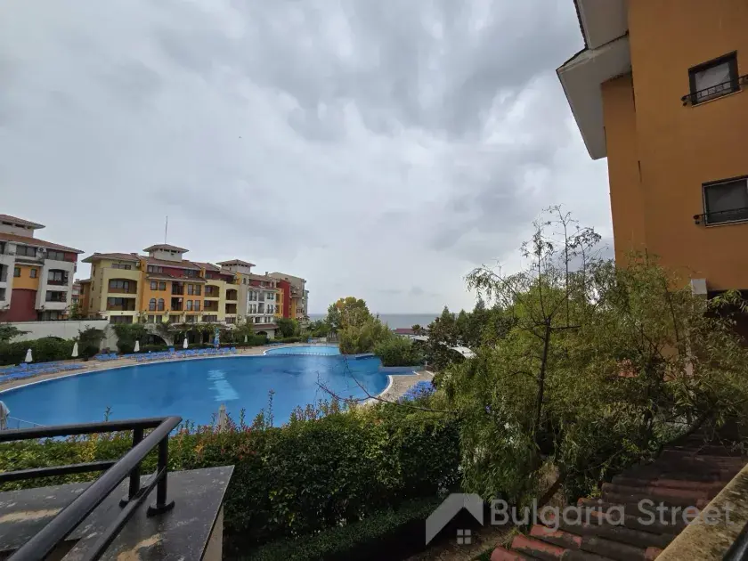 Widok na basen i morze kompleks Marina Cape