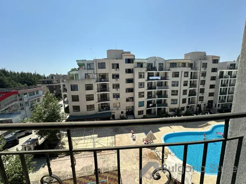 Widok na basen w kompleksie Avalon