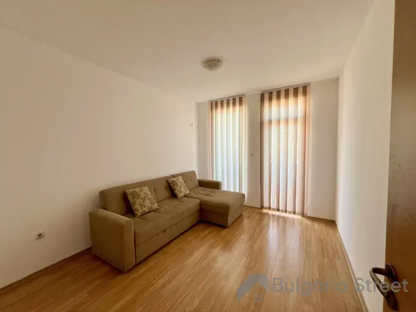 sofa w przestronnym salonie