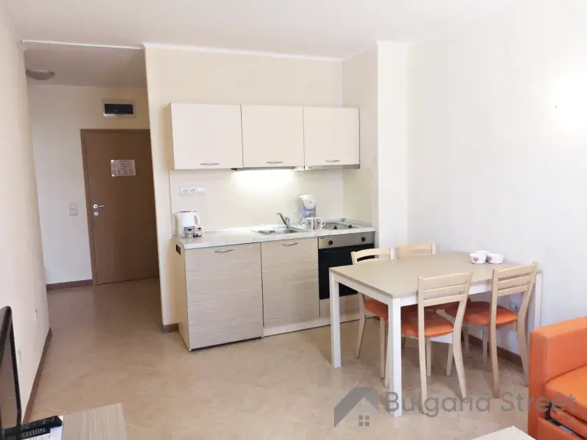 Stół jadalny i kuchnia w mieszkaniu