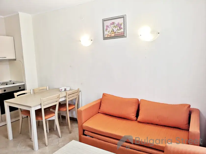 Sofa i stół w salonie