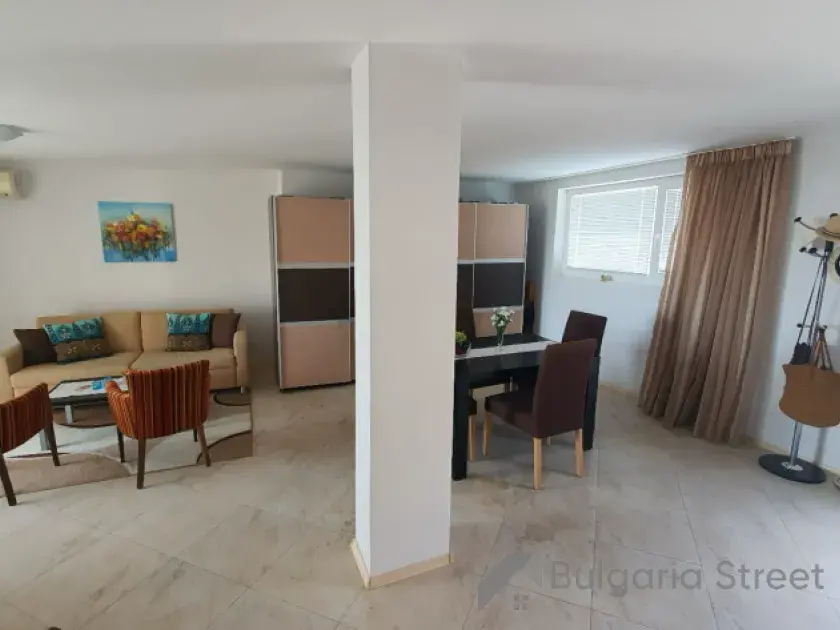 Sofa i stół jadalny