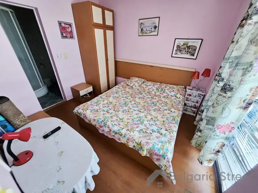 Łóżko w sypialni i szafa