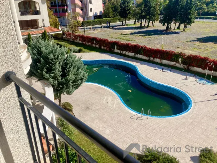 Widok na basen z balkonu