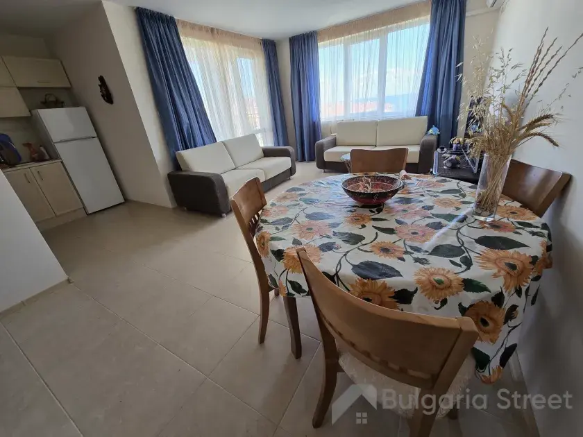 stół jadalniany w salonie