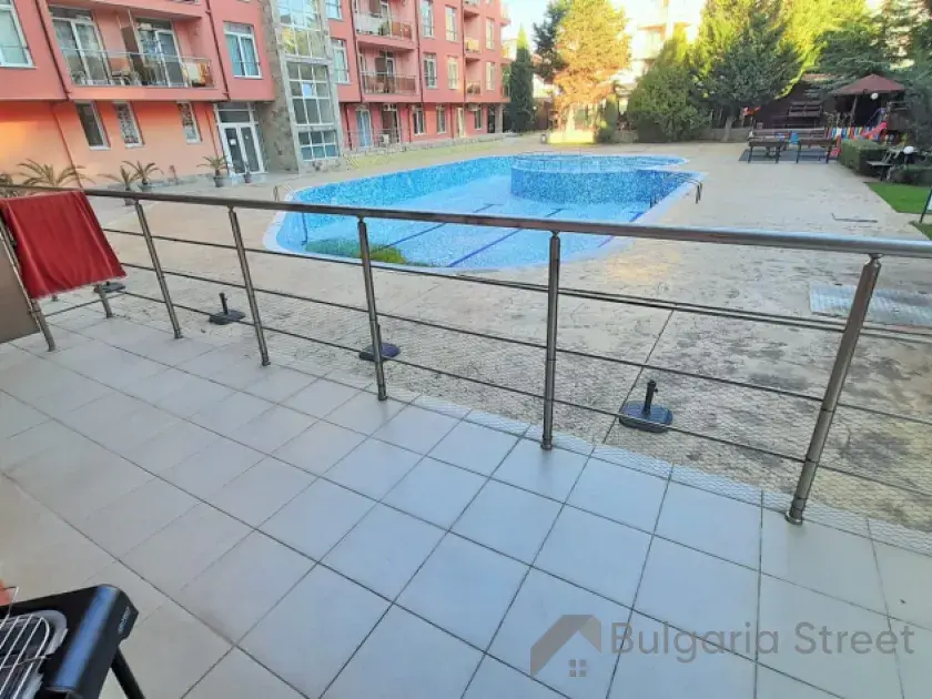 Taras z widokiem na basen