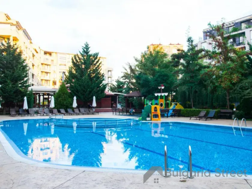 Basen przed balkonem