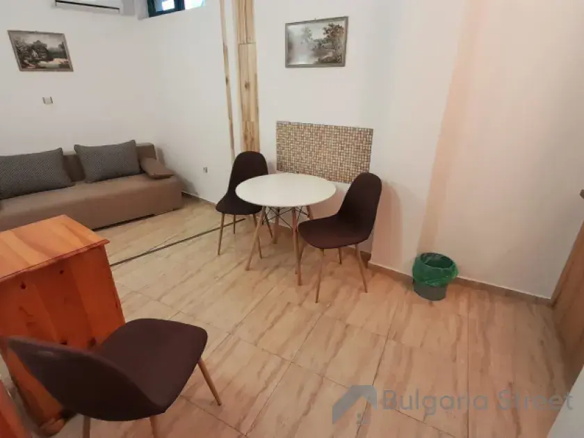 Sofa i stół z krzesłami
