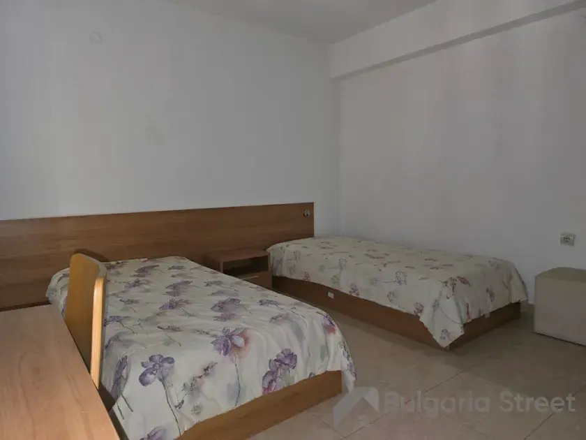 Dwa łóżka w sypialni