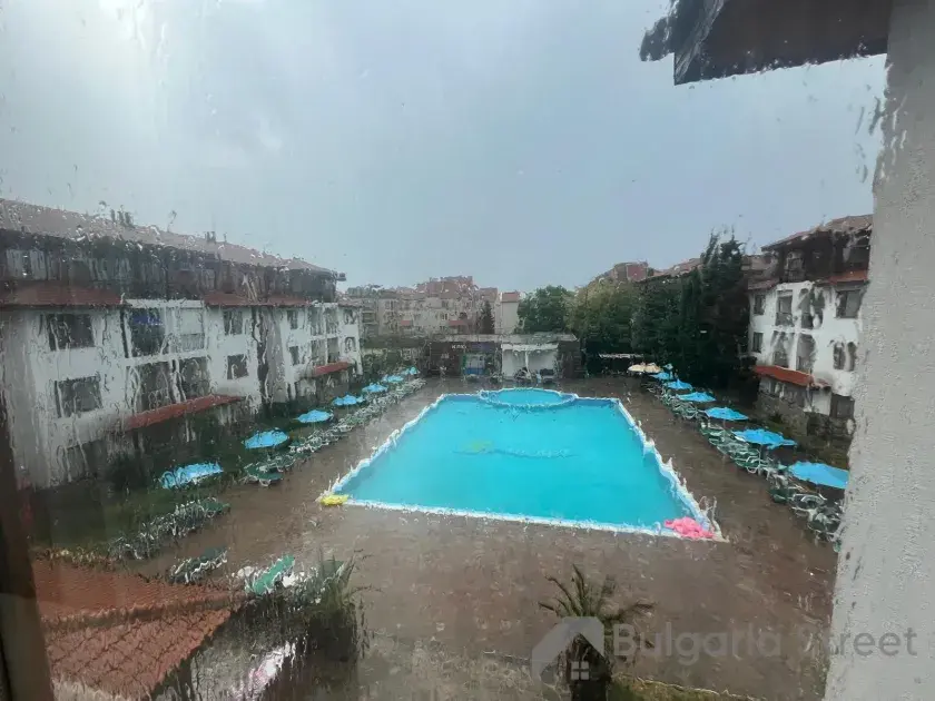 Widok na basen w kompleksie Apollon