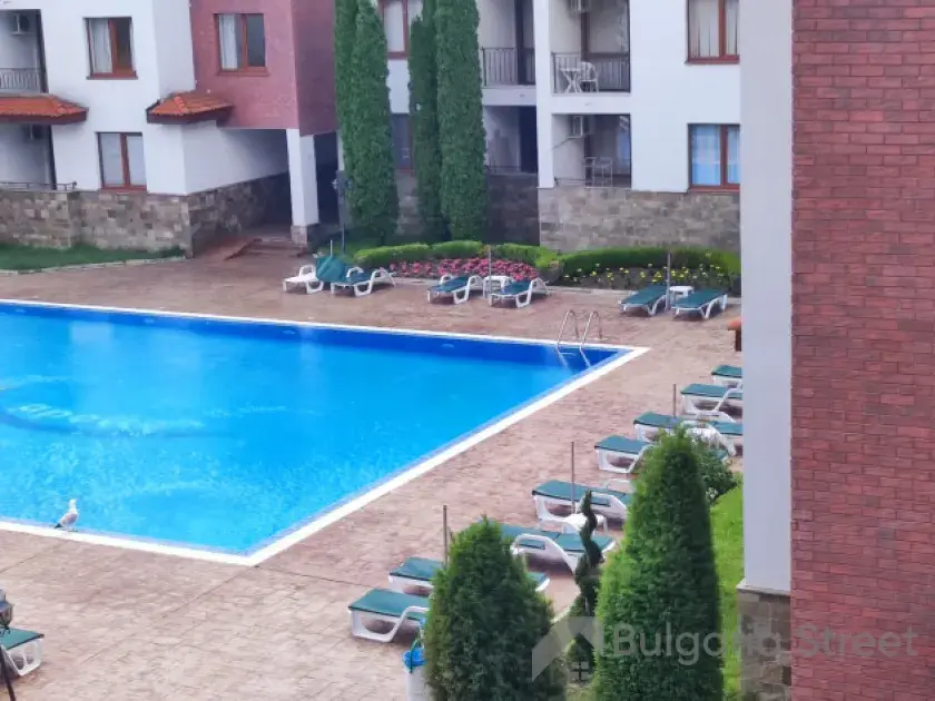 Widok na basen w kompleksie Apollon