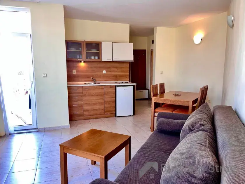 Sofa i kuchnia w pokoju