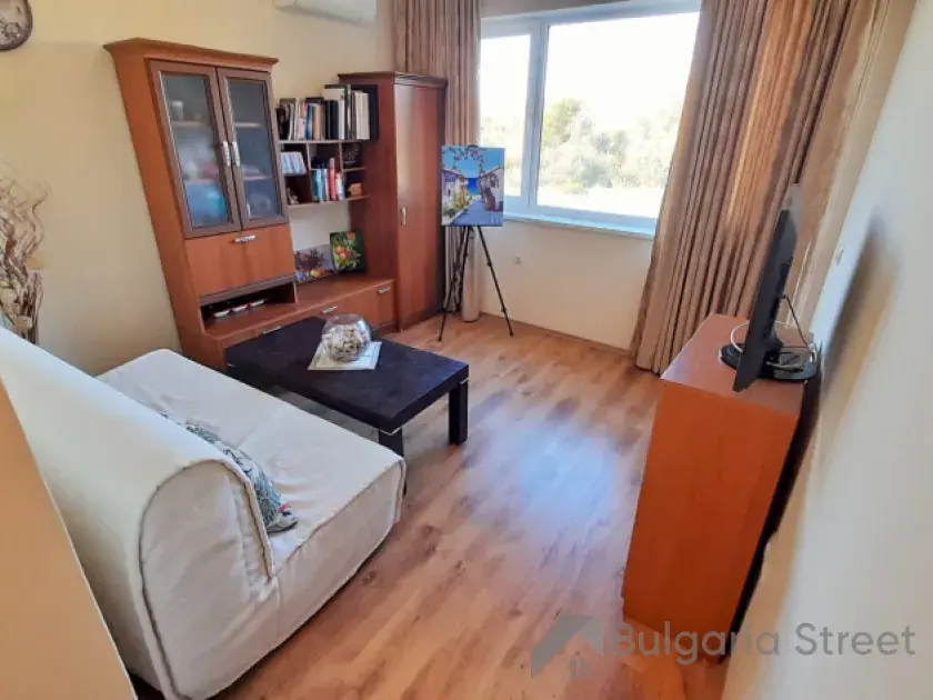 Sofa i szafa w salonie